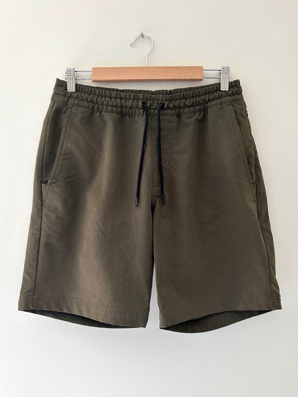 Men's Comfy Waterproof Shorts in Olive Green Size Small - Zipper Pockets GUC